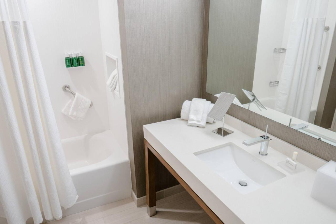 Courtyard By Marriott Fargo