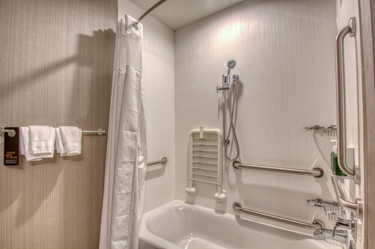 Courtyard By Marriott Fargo