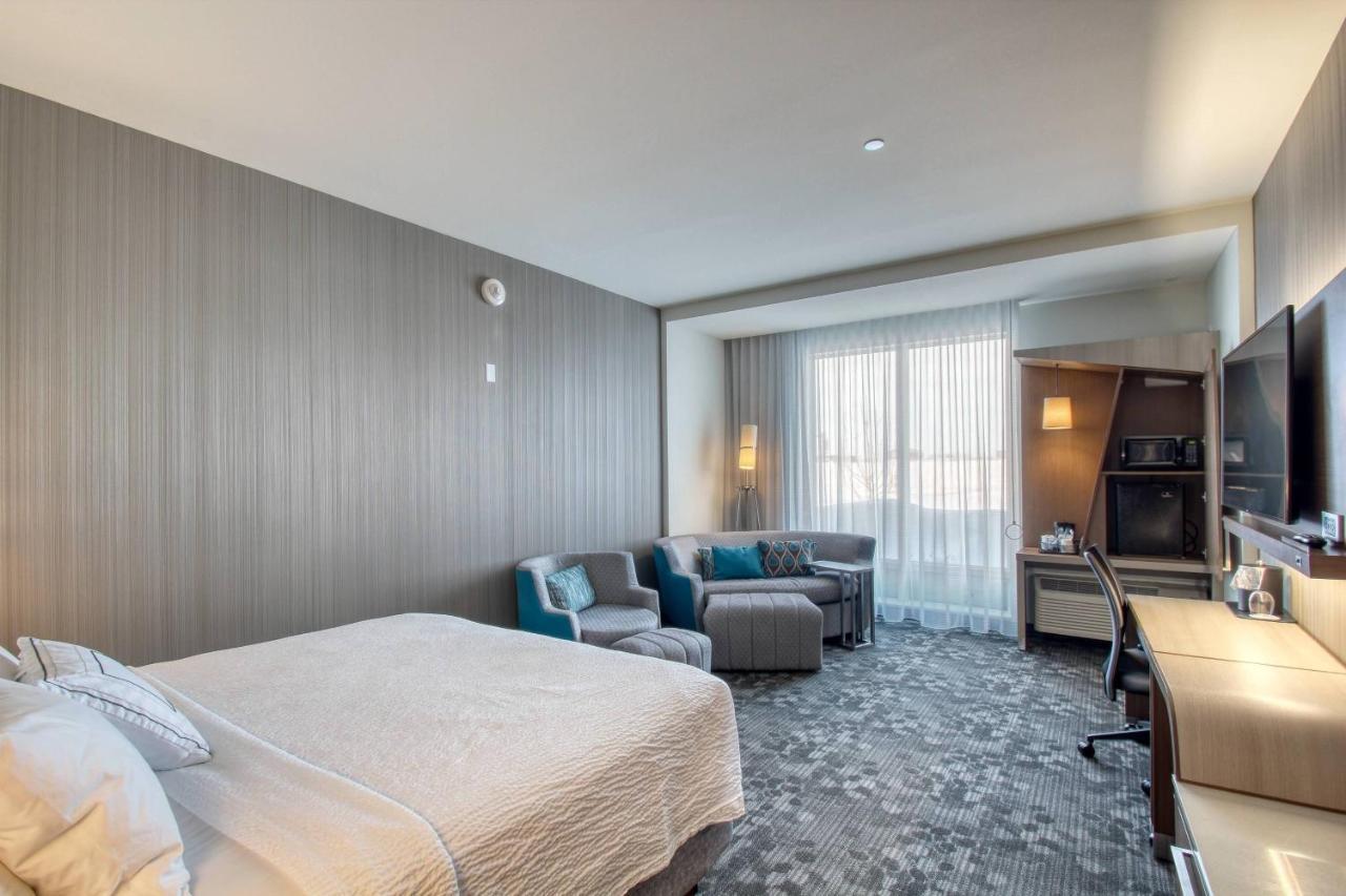 Courtyard By Marriott Hotel