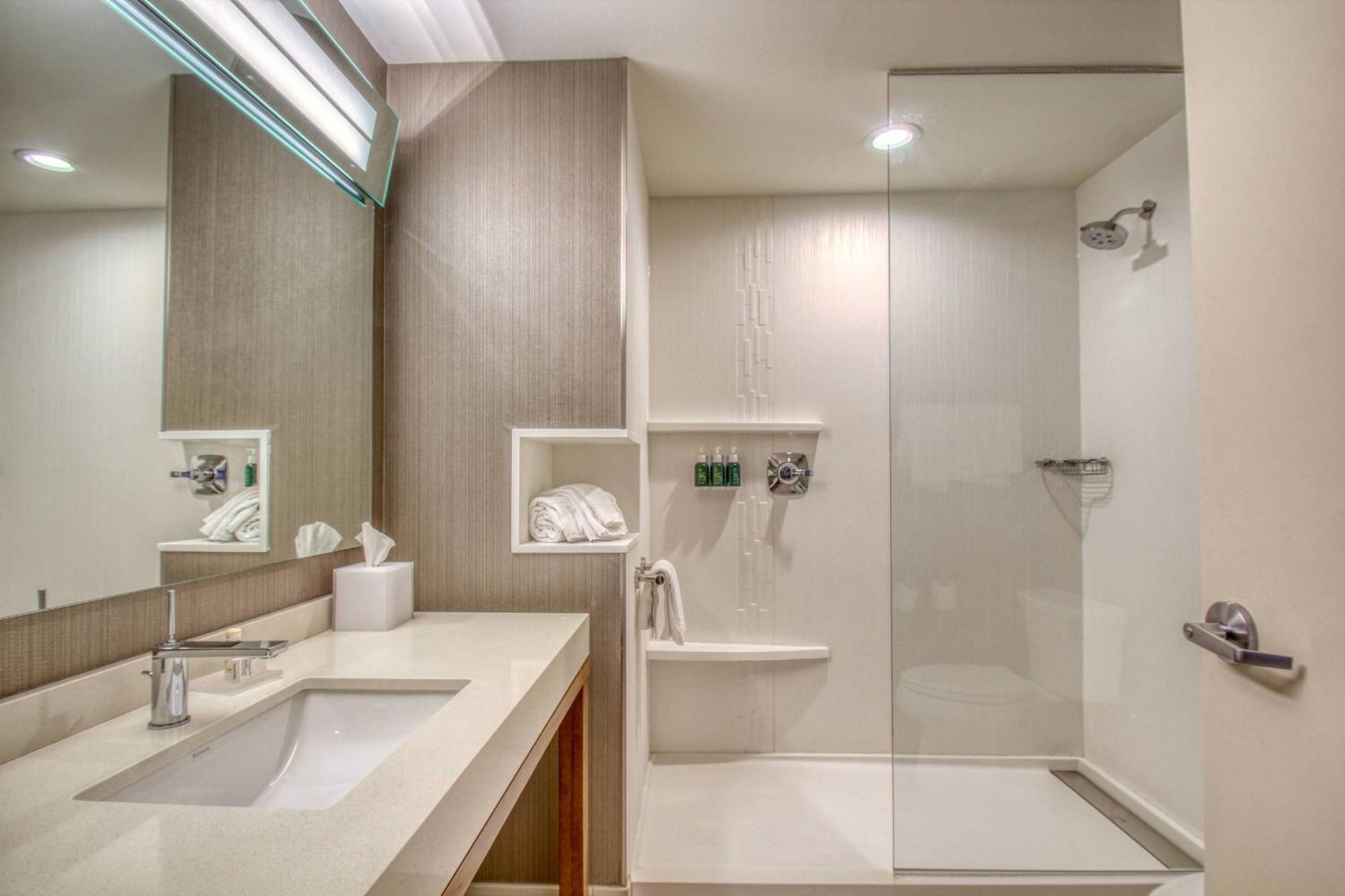 Courtyard By Marriott Fargo